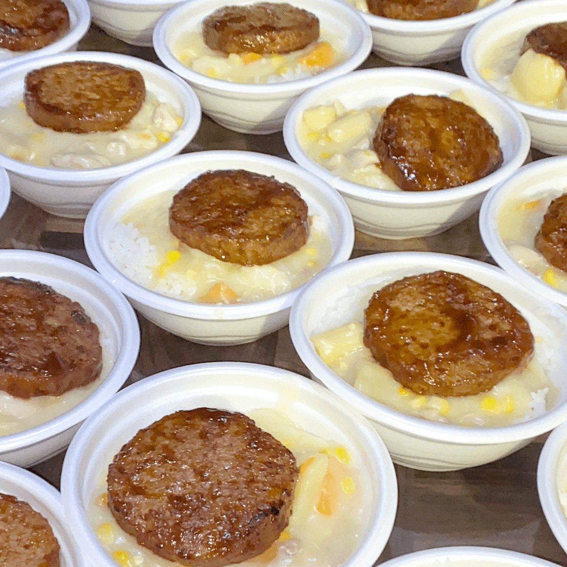 コーンたっぷりシチュー丼ハンバーグ付き